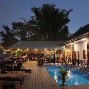  Hostal Funny Riverside Backpackers Laos